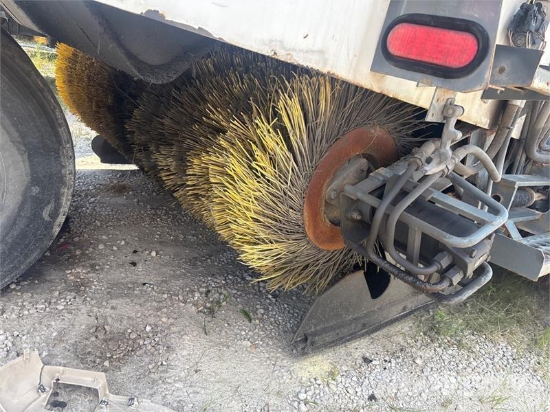 Elgin Pelican Sweeper Truck (Inoperable) Camión de barrendero