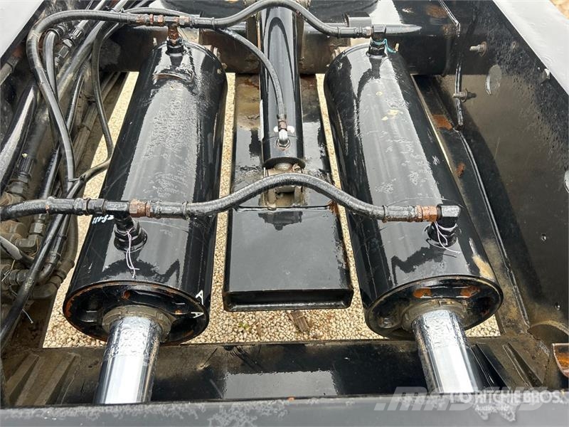 Etnyre RTN55TD3 Tri/A Removable Gooseneck Lowboy Trailer 低架裝載車