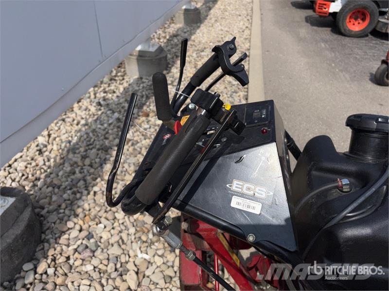 Exmark Turf Tracer X-Series 4x2 Walk-Behind Lawn Mower Cortadores de grama
