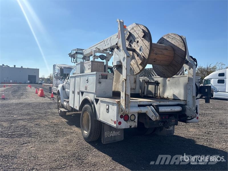 Ford 35 ft on Ford F-750 4x2 Cable Placer Bucket Truck Plataformas sobre camión