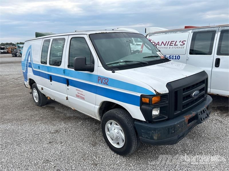 Ford E-150 Econoline Busy / Vany