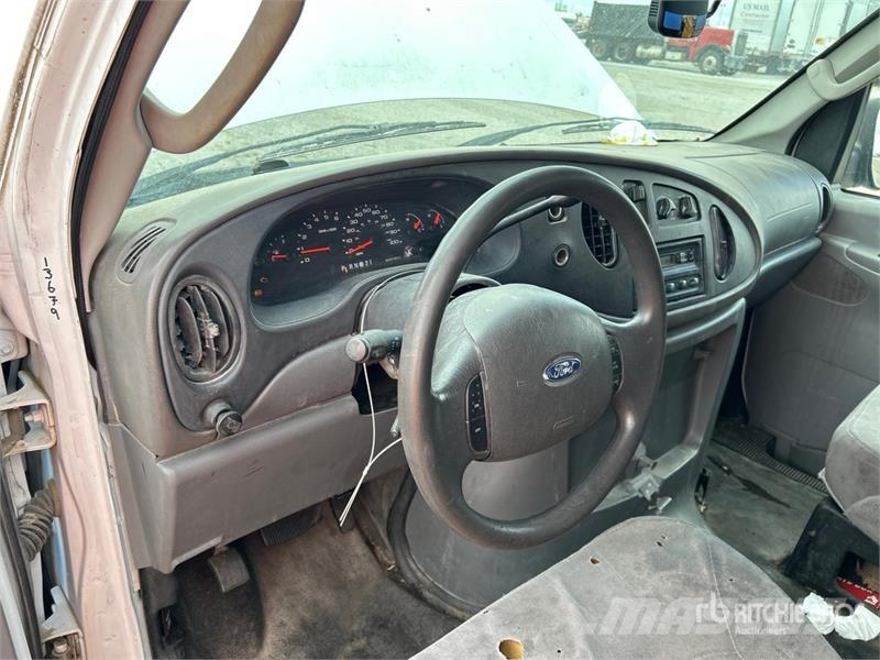 Ford E-150 Econoline Busy / Vany