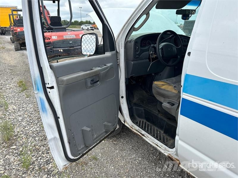 Ford E-150 Econoline Busy / Vany