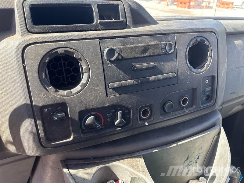 Ford E350 4x2 Van Truck Skříňová nástavba