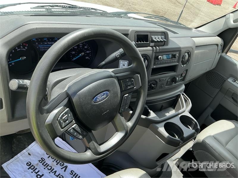 Ford E350 4x2 Van Truck ボックスボディー、ウイング、箱車