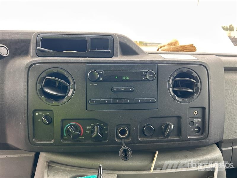 Ford E350 4x2 Van Truck (Inoperable) Camion cassonati