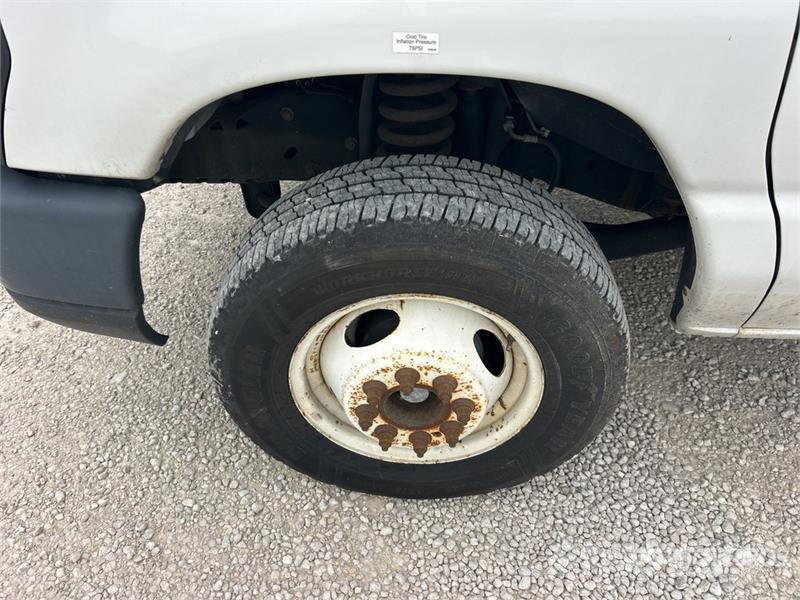 Ford E350 4x2 Van Truck (Inoperable) Camion cassonati