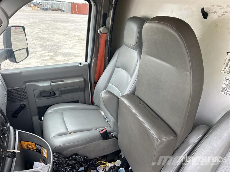 Ford E350 4x2 Van Truck (Inoperable) Camion cassonati