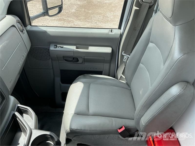 Ford E350 4x2 Van Truck ボックスボディー、ウイング、箱車