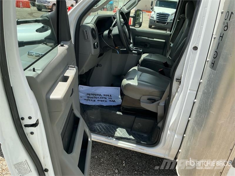 Ford E350 4x2 Van Truck ボックスボディー、ウイング、箱車