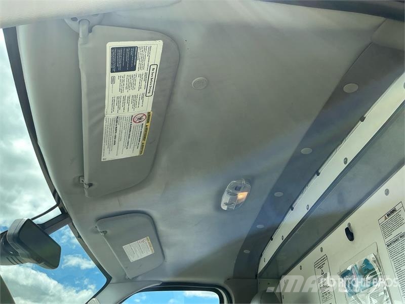 Ford E350 4x2 Van Truck ボックスボディー、ウイング、箱車