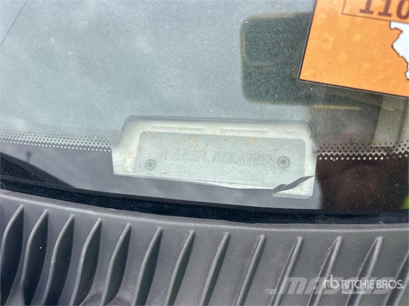 Ford E350 4x2 Van Truck (Inoperable) Camion cassonati