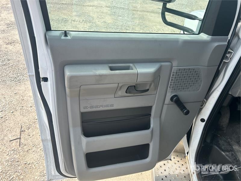 Ford E450 4x2 14-Seat Bus Minibusse