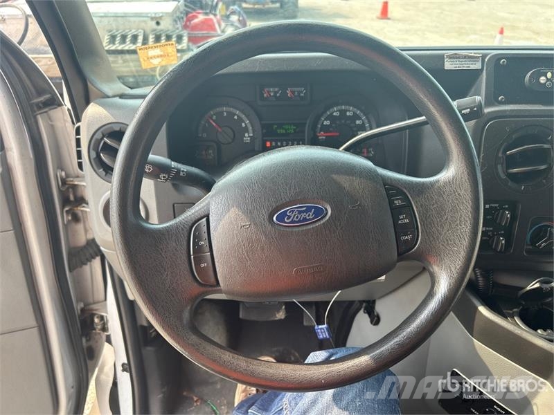 Ford E450 4x2 14-Seat Bus Minibusse