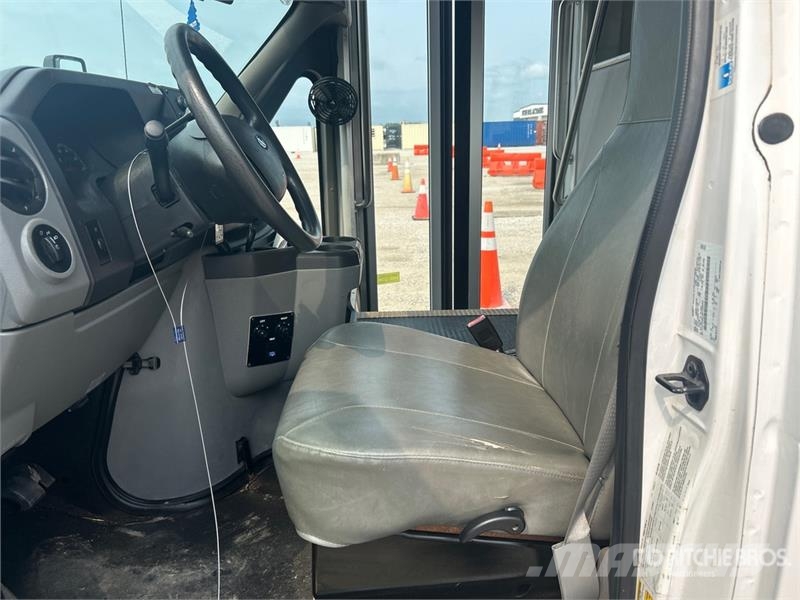 Ford E450 4x2 14-Seat Bus Minibusse