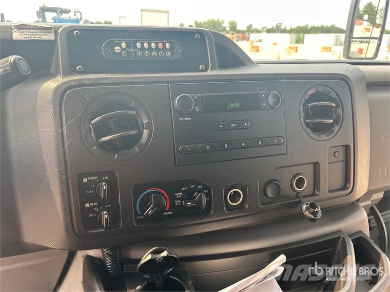 Ford E450 4x2 14-Seat Bus Minibusse