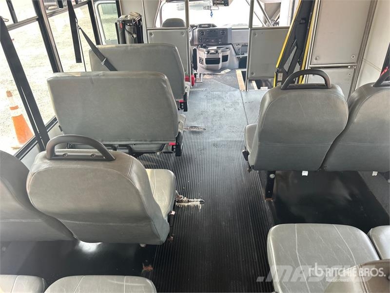 Ford E450 4x2 14-Seat Bus Minibusse