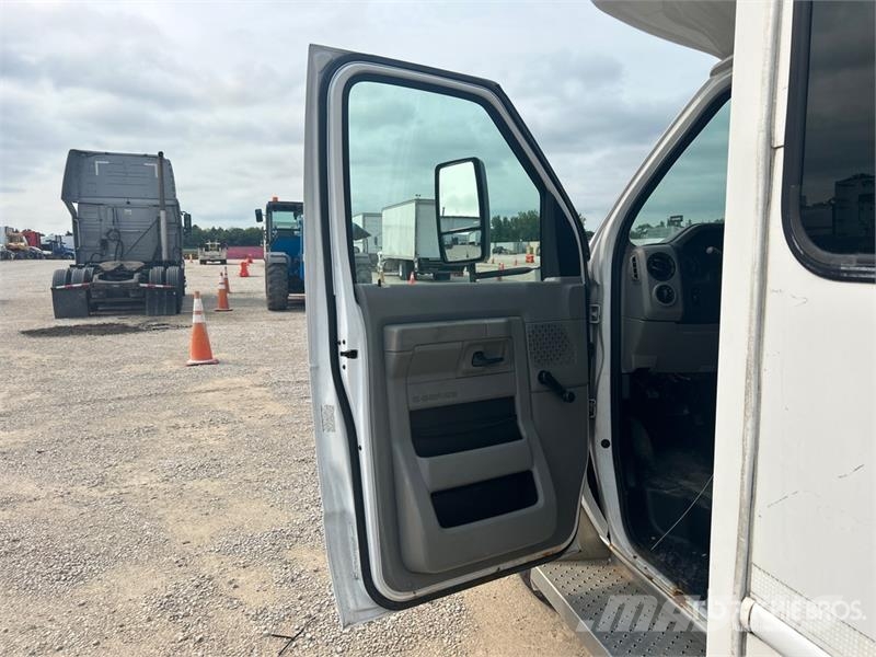 Ford E450 4x2 14-Seat Bus Minibusse