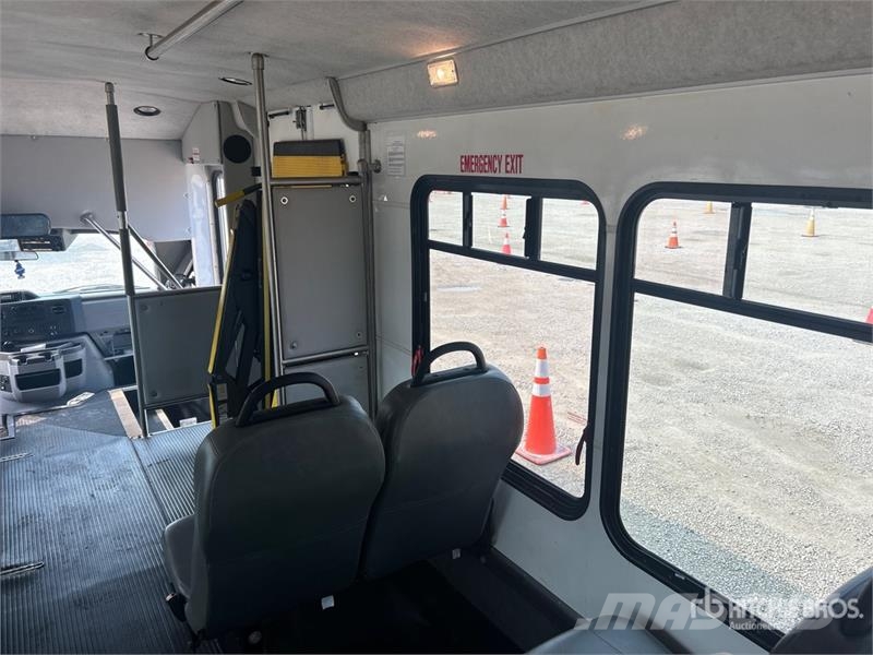 Ford E450 4x2 14-Seat Bus Minibusse