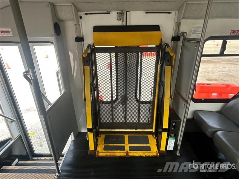 Ford E450 4x2 14-Seat Bus Minibusse