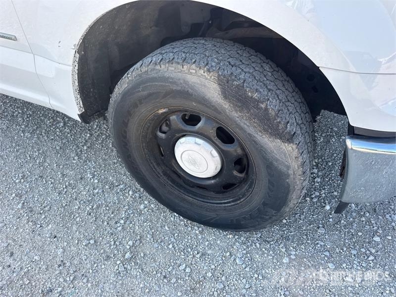 Ford F-150 XL 4x4 Extended Cab Pickup Andere Transporter