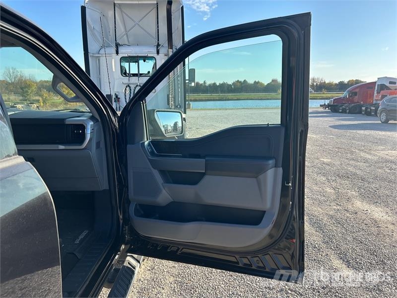 Ford F-150 XLT 4x4 Crew Cab Pickup Egyéb