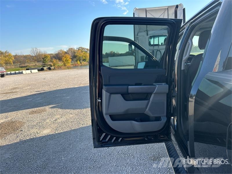 Ford F-150 XLT 4x4 Crew Cab Pickup Egyéb