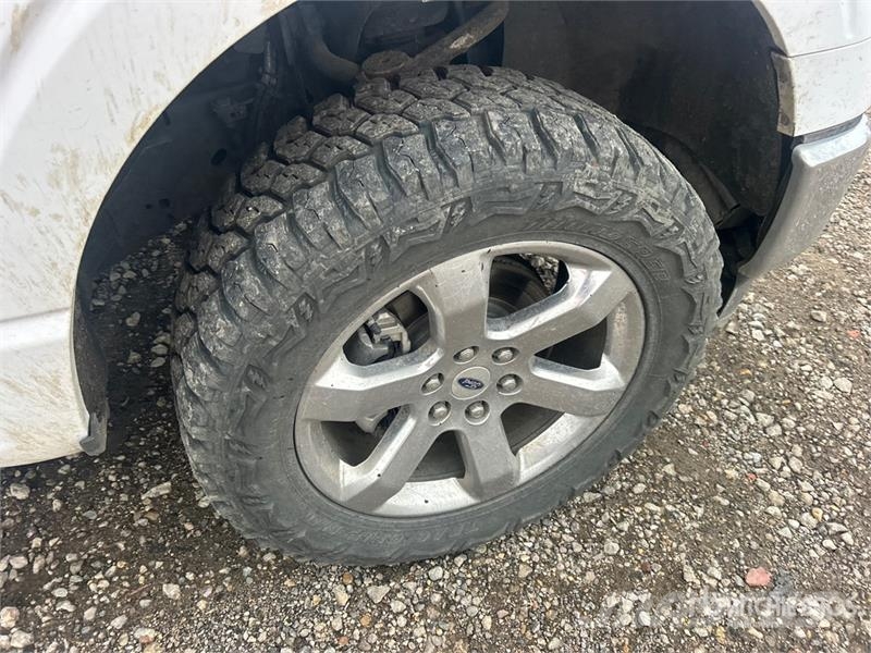 Ford F-150 XLT 4x4 Crew Cab Pickup その他