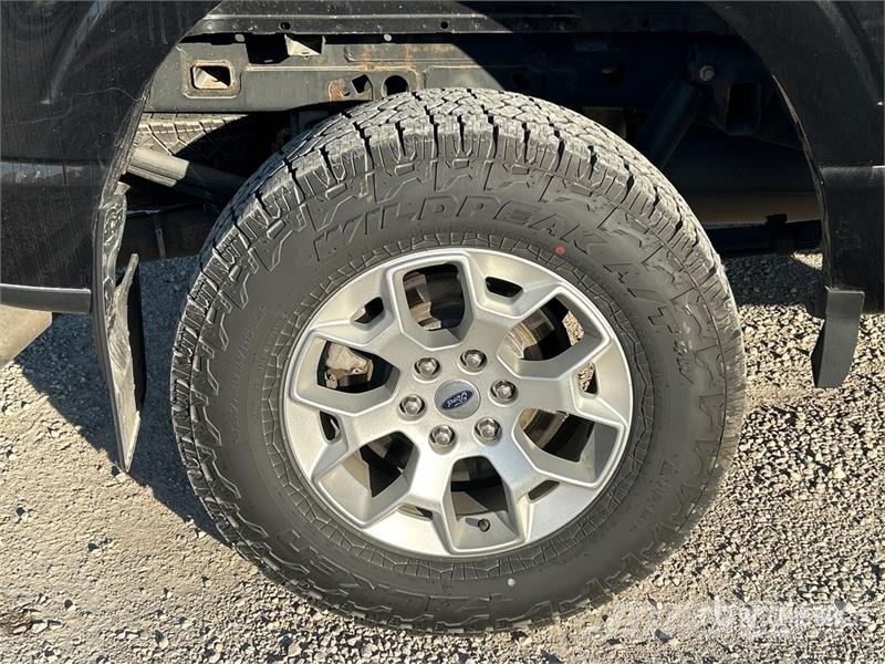 Ford F-150 XLT 4x4 Crew Cab Pickup Egyéb