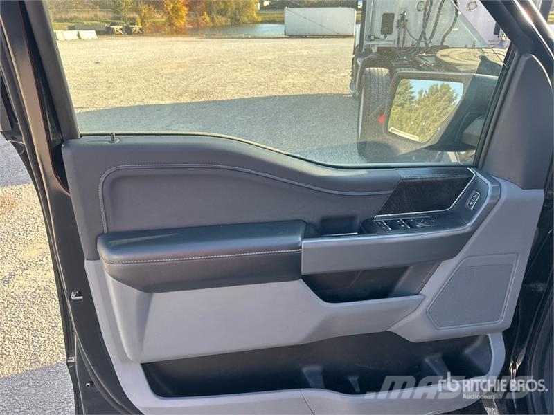Ford F-150 XLT 4x4 Crew Cab Pickup Egyéb