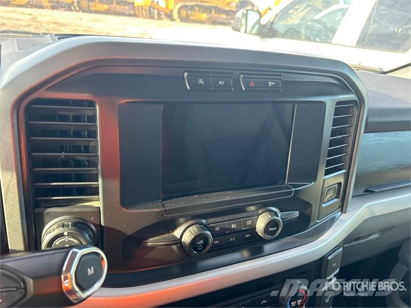 Ford F-150 XLT 4x4 Crew Cab Pickup Outros