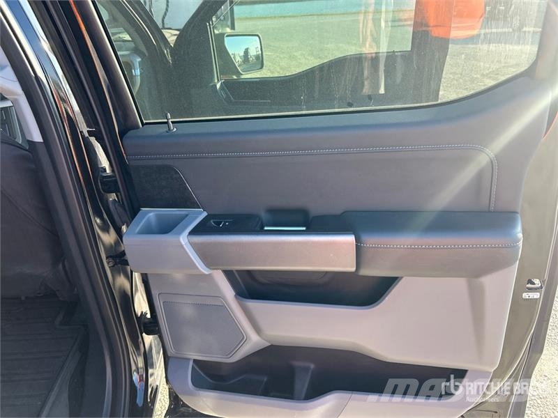 Ford F-150 XLT 4x4 Crew Cab Pickup Egyéb