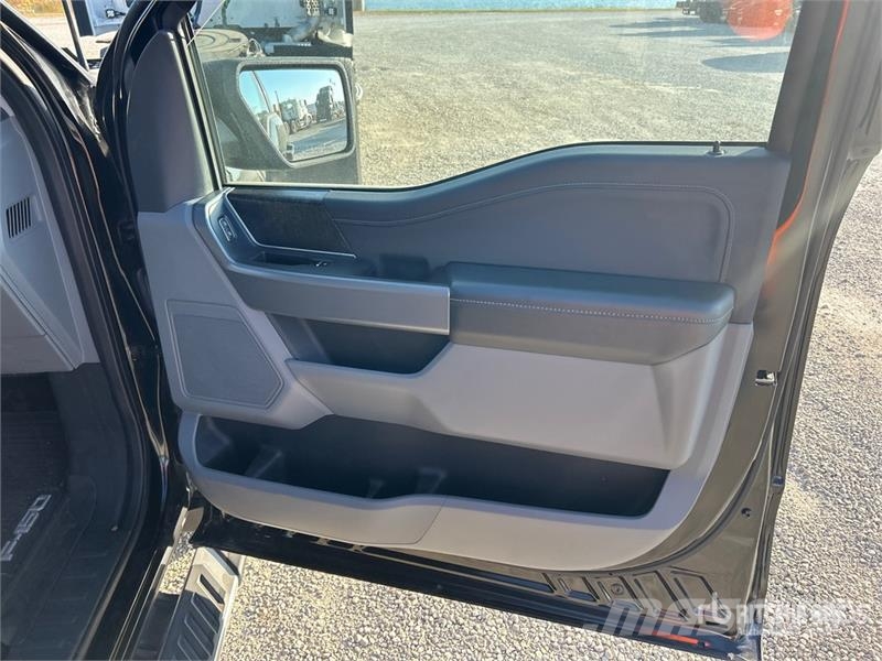 Ford F-150 XLT 4x4 Crew Cab Pickup Egyéb