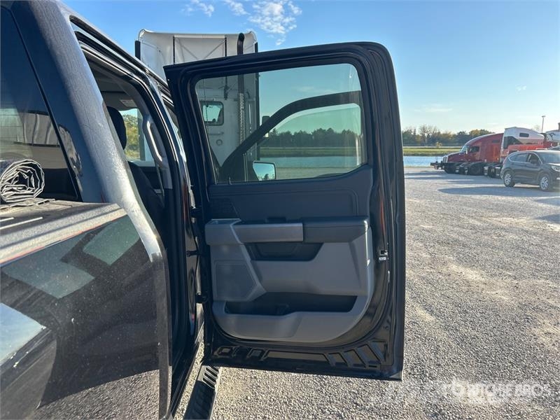 Ford F-150 XLT 4x4 Crew Cab Pickup Egyéb