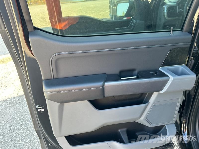 Ford F-150 XLT 4x4 Crew Cab Pickup Egyéb