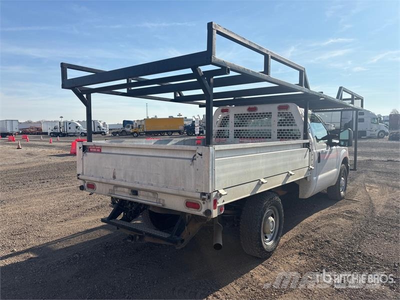 Ford F-250 Platformas/izkraušana no sāniem
