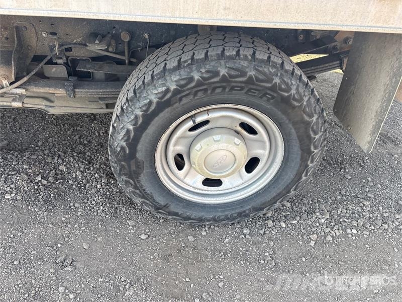 Ford F-250 Platformas/izkraušana no sāniem