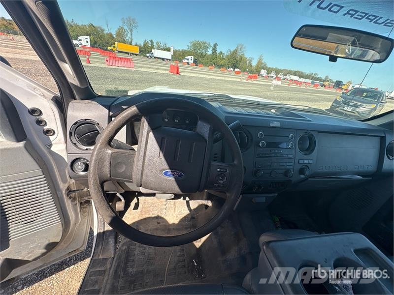 Ford F-250 4x2 Crew Cab Pickup Andre varebiler