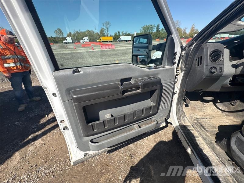 Ford F-250 4x2 Crew Cab Pickup Andre varebiler