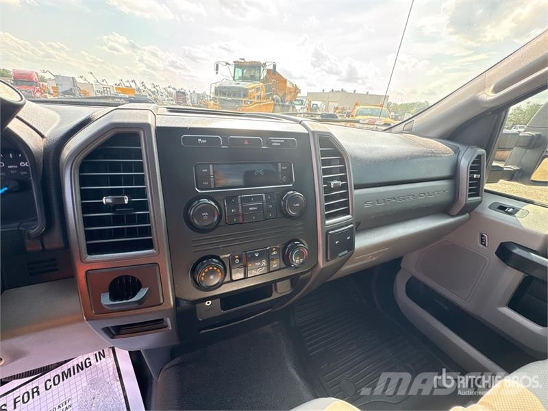 Ford F-250 4x2 Utility Truck Пикапи