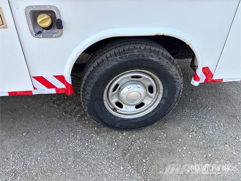 Ford F-250 4x2 Utility Truck Пикапи