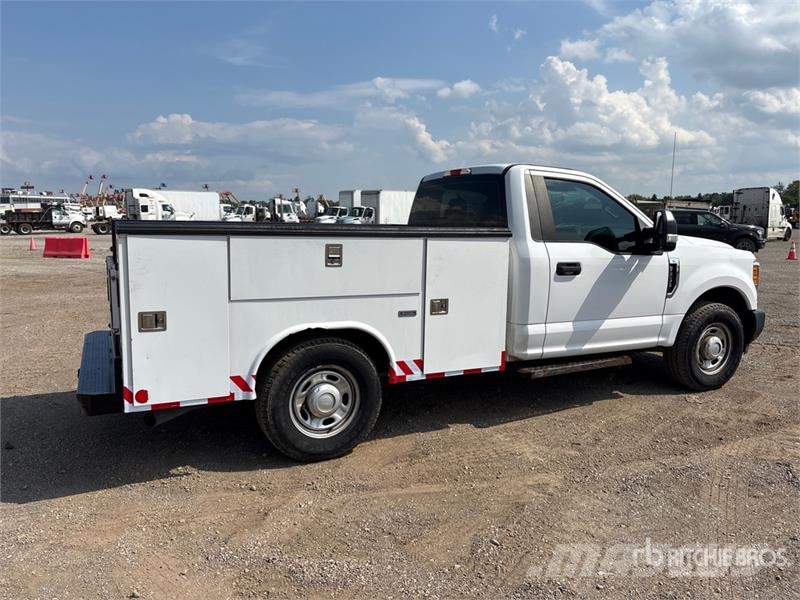 Ford F-250 4x2 Utility Truck Пикапи