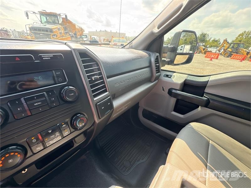 Ford F-250 4x2 Utility Truck Пикапи