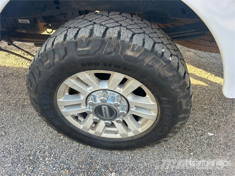 Ford F-250 4x4 Crew Cab Utility Truck Vieglais kravas automobilis/izkraušana no sāniem