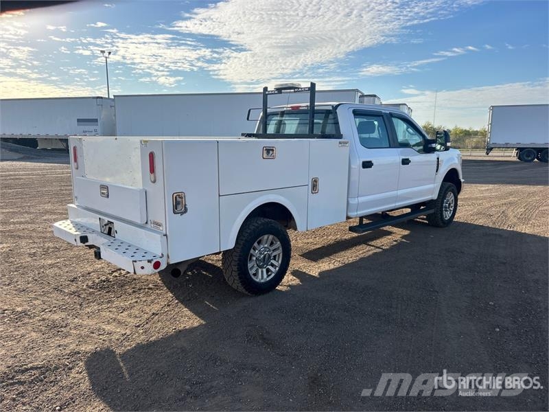 Ford F-250 4x4 Crew Cab Utility Truck Vieglais kravas automobilis/izkraušana no sāniem