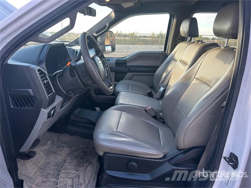 Ford F-250 4x4 Crew Cab Utility Truck Vieglais kravas automobilis/izkraušana no sāniem
