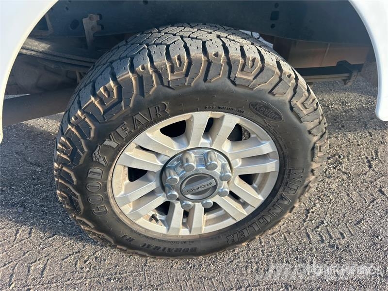 Ford F-250 4x4 Crew Cab Utility Truck Vieglais kravas automobilis/izkraušana no sāniem