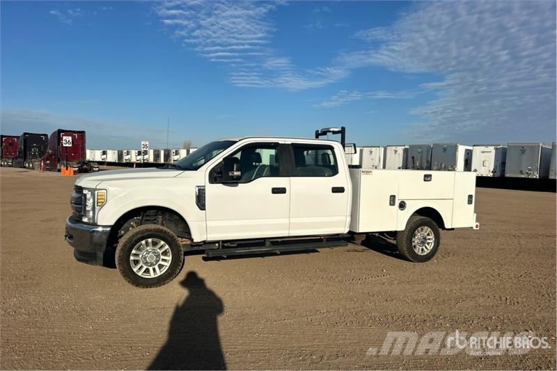 Ford F-250 4x4 Crew Cab Utility Truck Vieglais kravas automobilis/izkraušana no sāniem