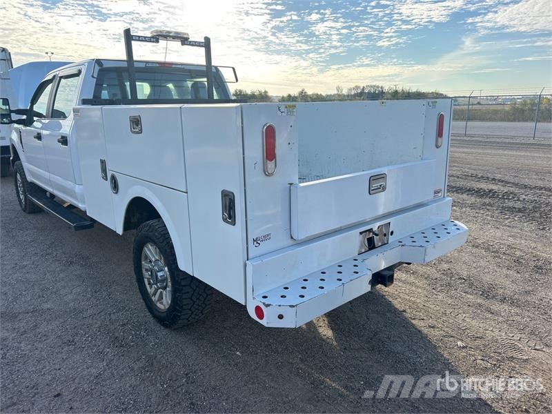 Ford F-250 4x4 Crew Cab Utility Truck Vieglais kravas automobilis/izkraušana no sāniem