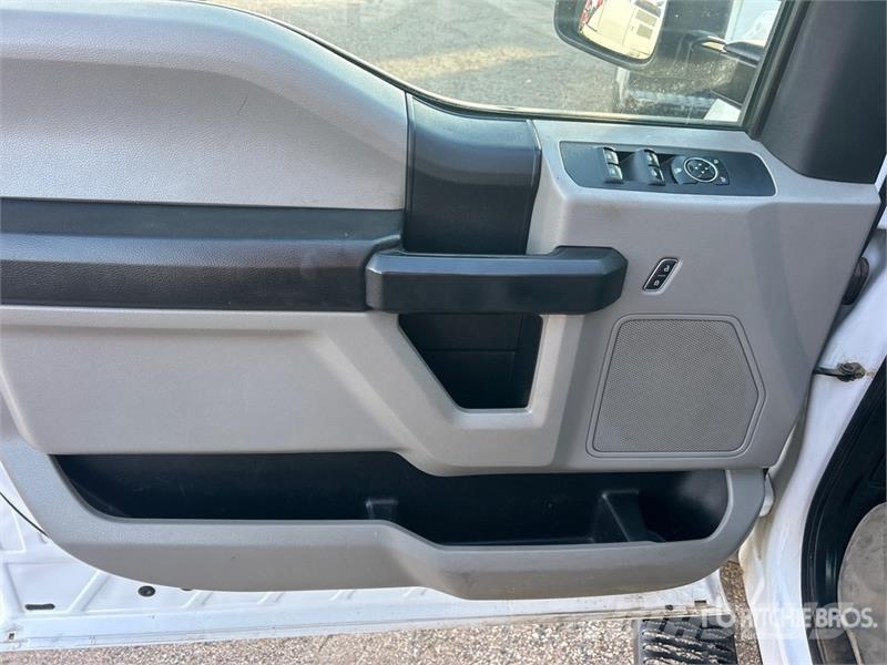 Ford F-250 4x4 Crew Cab Utility Truck Vieglais kravas automobilis/izkraušana no sāniem